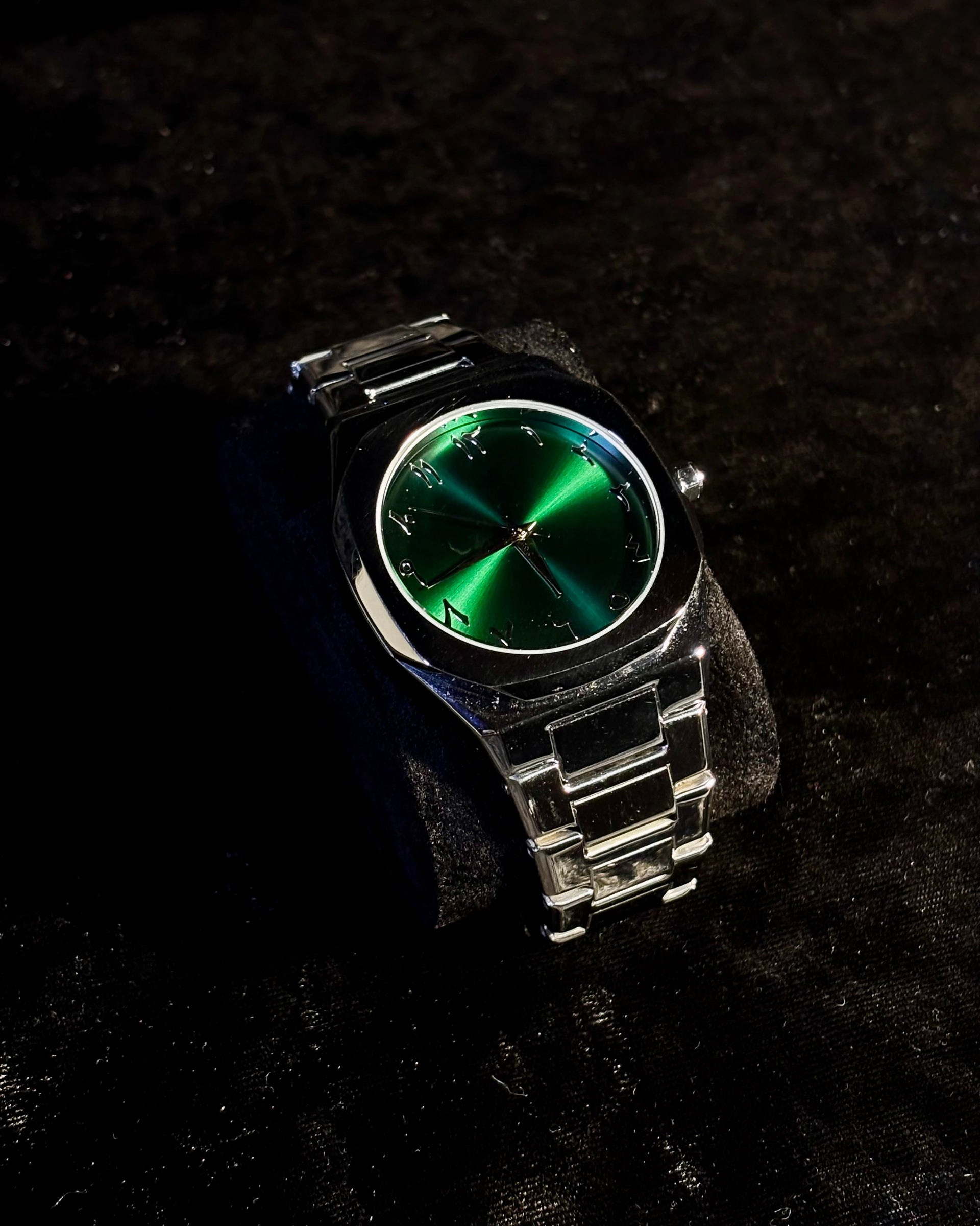 SILVER GREEN AURA